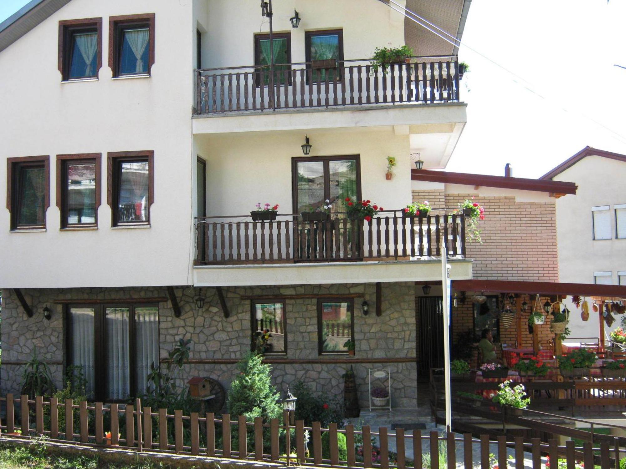 Risto'S Guest House Elshani Exteriör bild